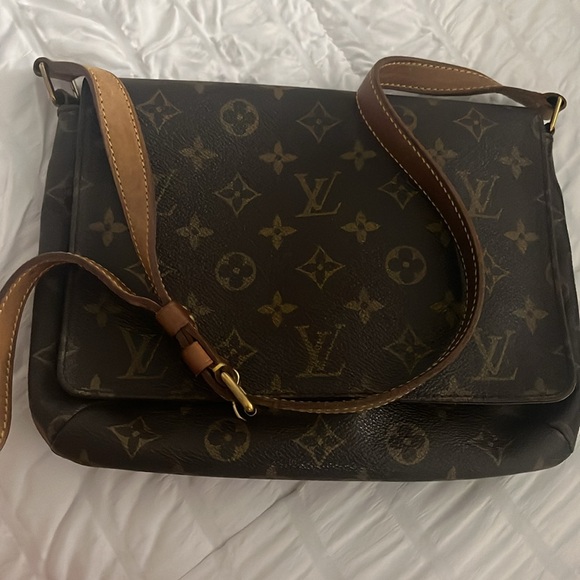 LV bag vintage ❤️ length is 10.5inch width is 8inch and height 2inch full. - Picture 3 of 8